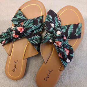 QUPID TROPICAL PALM TREE CRISS CROSS BOW SANDLES/MULES